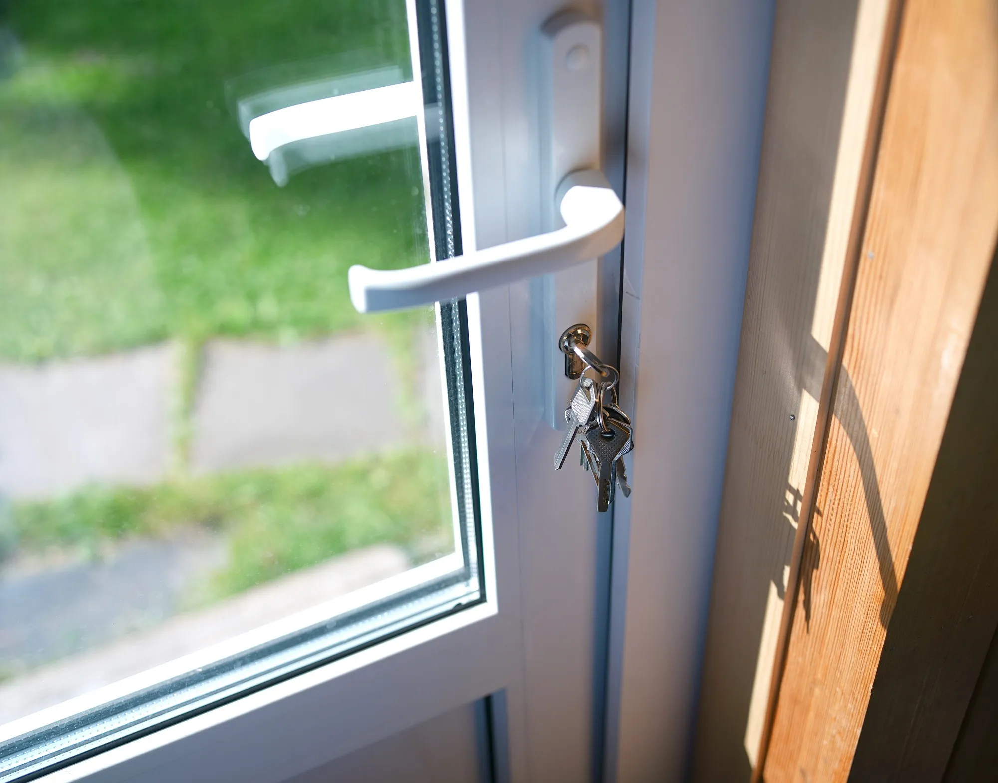 A door handle with a bunch of keys on it.